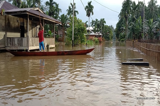 Banjir Rendam Ratusan...