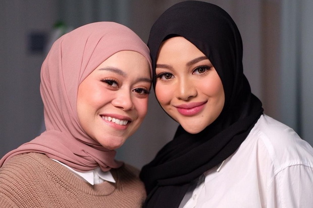 Foto Bareng Aurel Hermansyah,...