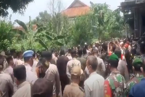 Polisi dan Massa GMBI...