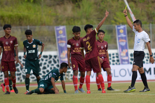 Dua Kali Kalah, Tim...