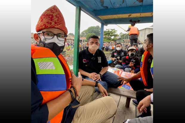 Sandiaga Uno Memberi...