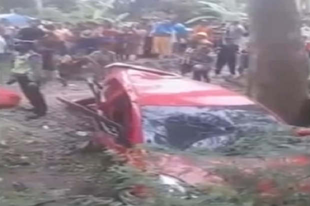 Minibus Merah Ditumpangi...