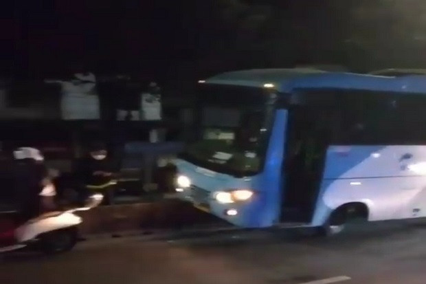 Bus Transjakarta Tabrak...