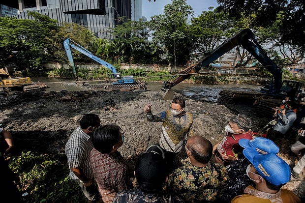 Kenakan Batik, Anies...