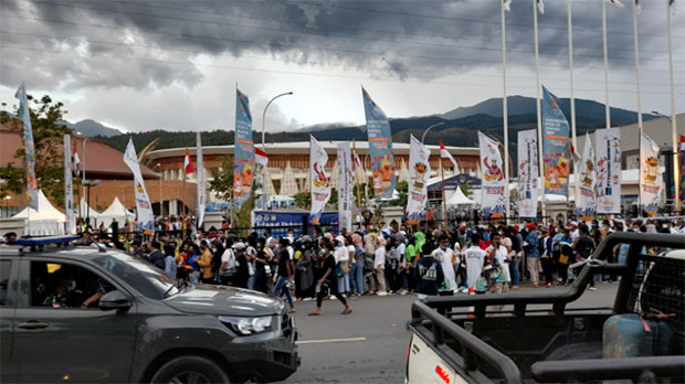 Antrean Penonton Opening...