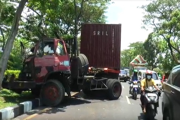 Pecah Ban, Truk Kontainer...