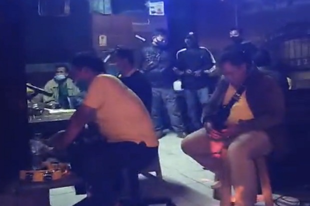 Buka hingga Subuh, Kafe...