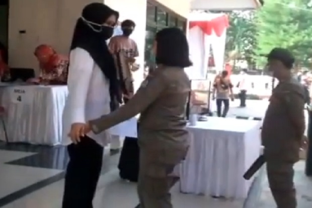 Viral Satpol PP Sentuh...