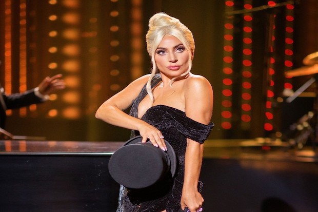 Lady Gaga Tampil Memukau...