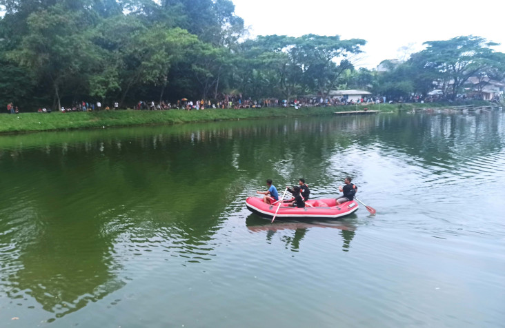 Nekat Berenang ke Tengah...