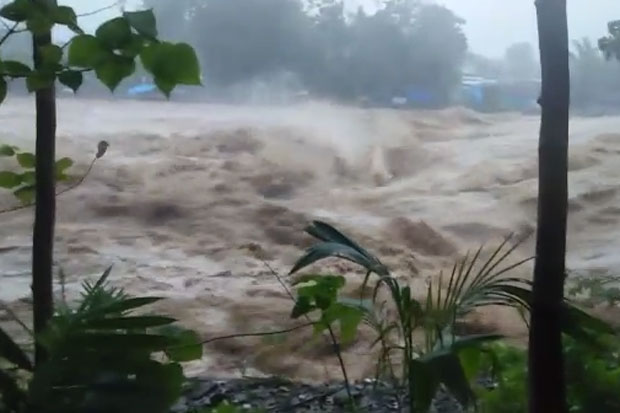 Banjir Bandang Terjang...