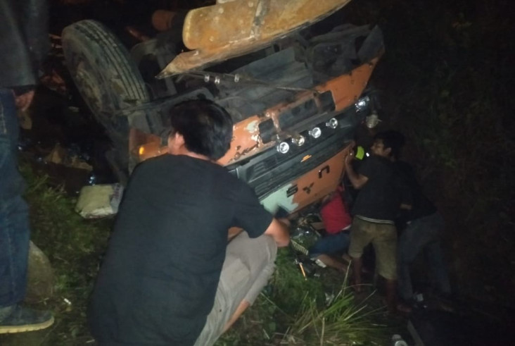 Truk Angkut Air Mineral...