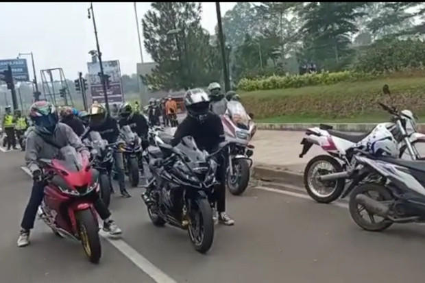 Pakai Knalpot Bising,...