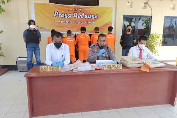 Enam Aparat Desa di...