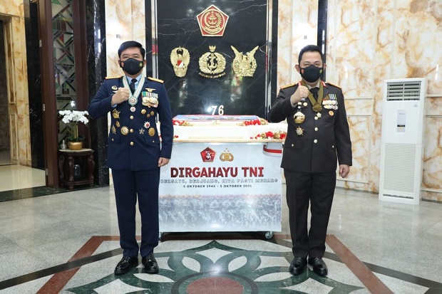 Panglima TNI Menerima...
