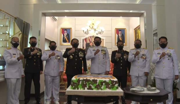HUT Ke-76 TNI, Kue Jumbo...