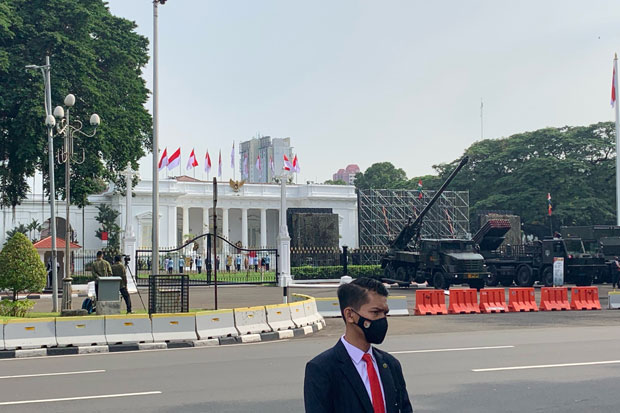 Gelar Upacara HUT Ke-76...
