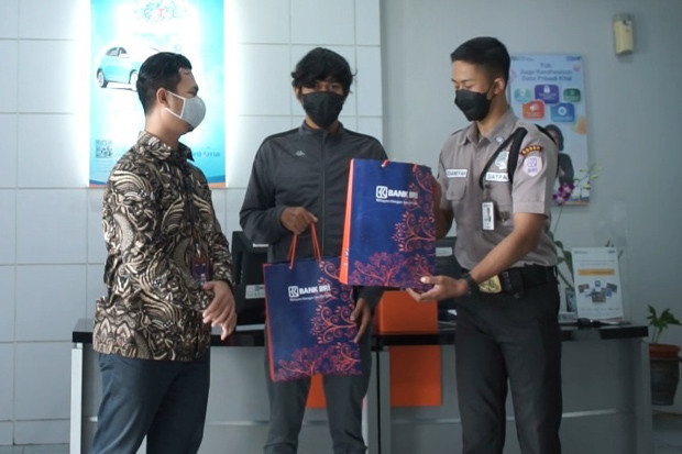 Temukan Segepok Uang...
