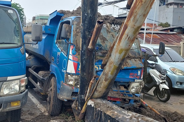 Sopir Ngantuk, Truk...