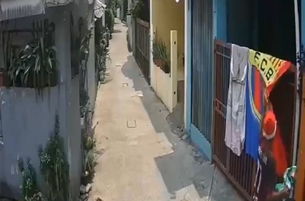 Aneh, Pria Berkostum...