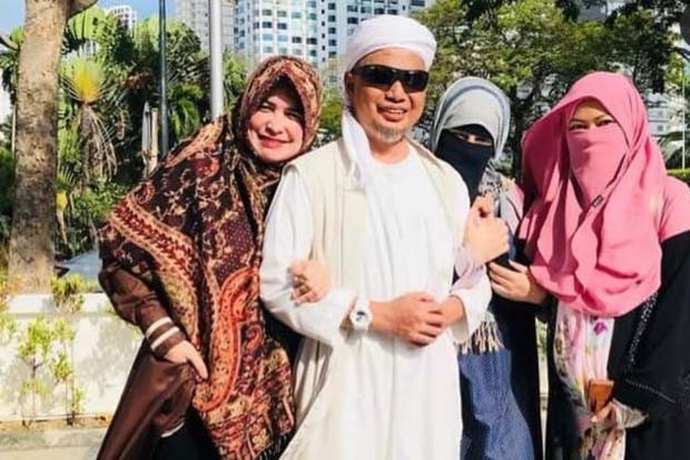 Nama Istri Ke-3 Ustaz...