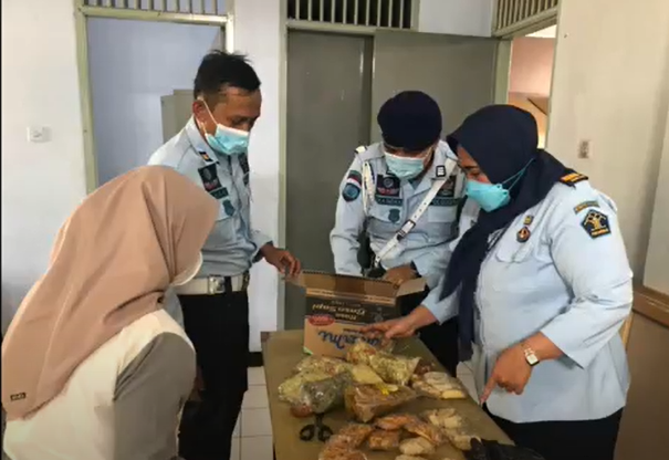 Pengunjung Selundupkan...