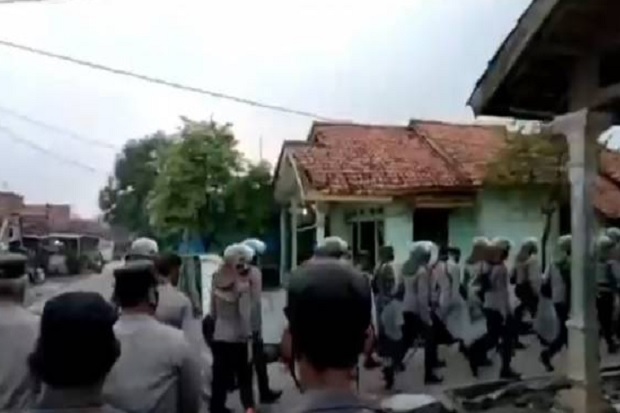 Polisi Pukul Mundur...