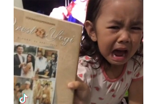 Bocah Ini Mendadak Nangis...