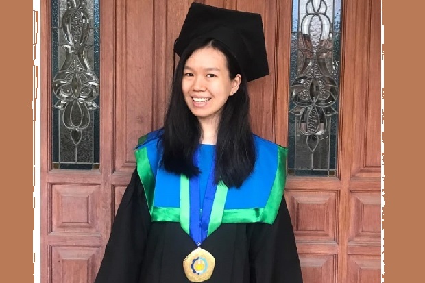 Kisah Jennifer, Wisudawati...