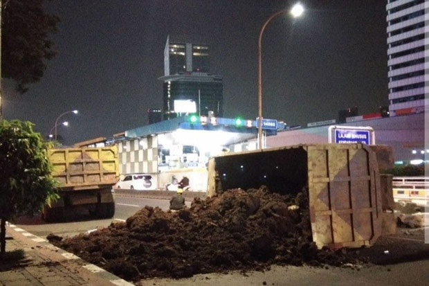 Truk Muatan Tanah Terguling,...