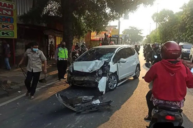 Mobil Hantam Pagar di...