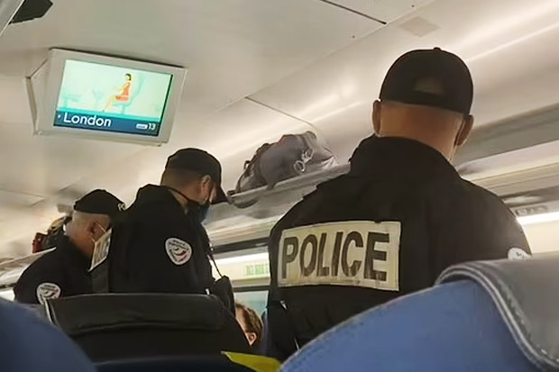 Salah Pakai Masker,...