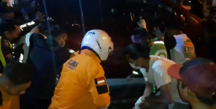 Asyik Tidur di Tengah...