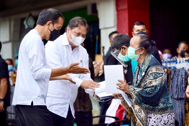 Airlangga Dampingi Jokowi...