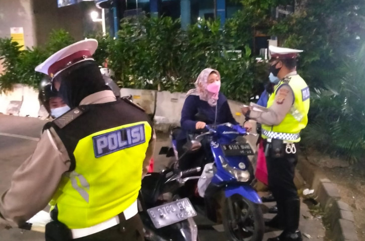 Keluyuran Malam-malam...