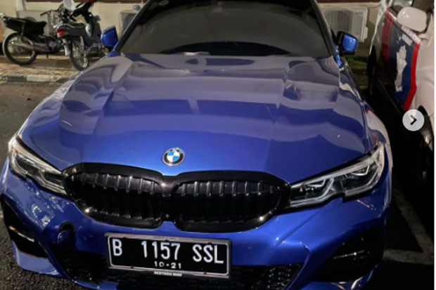 BMW Wagon Tabrak Polisi...