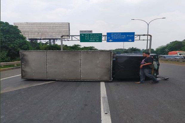 Mobil Boks Terbalik,...