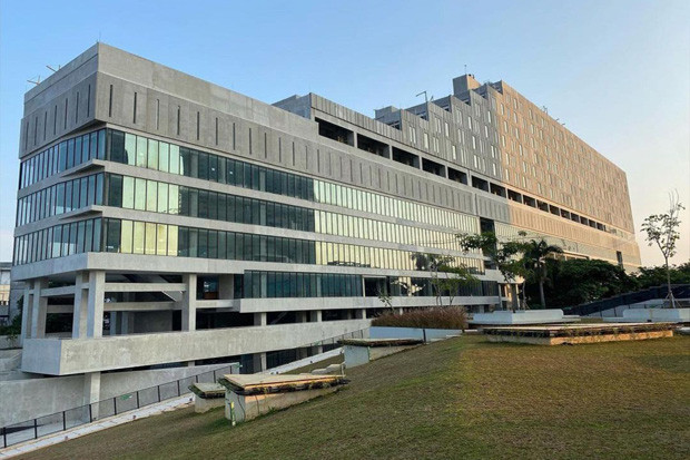 Anies Pamer Gedung Panjang...