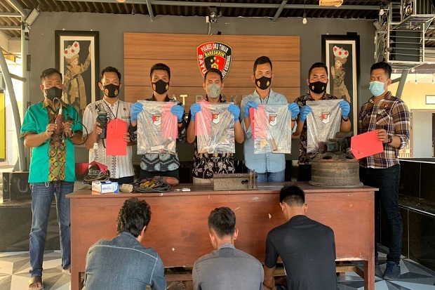 Polisi Gerebek Home...