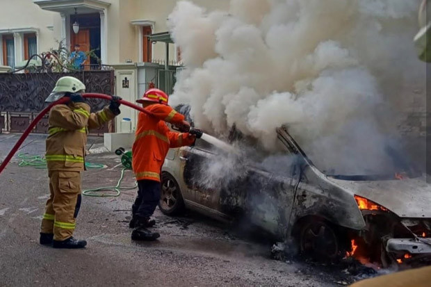 Mobil Terbakar di Kebayoran...