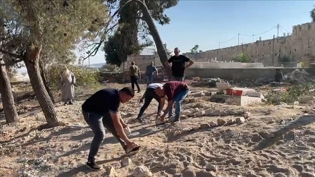 Israel Hancurkan Pemakaman...