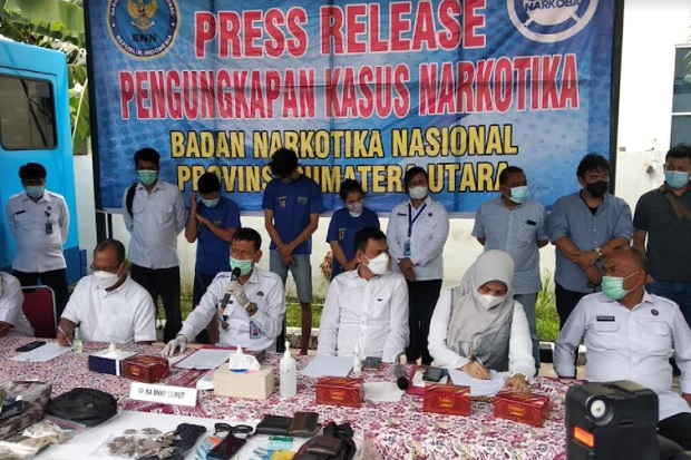 Pesta Ganja di Kampus,...