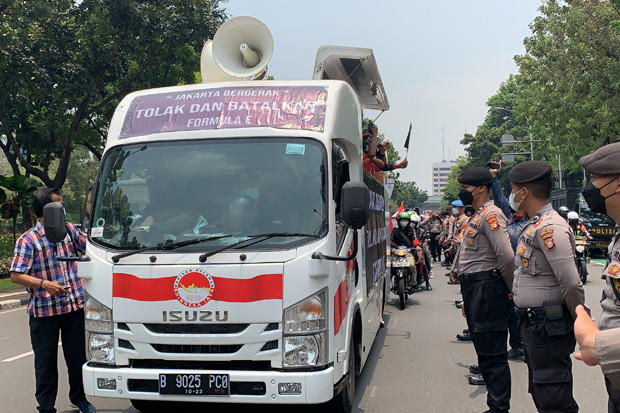 Polisi Bubarkan Unjuk...