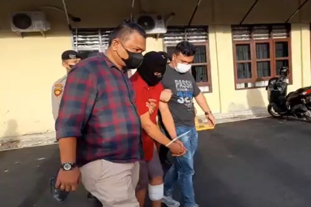 Tikam Seorang Pria,...