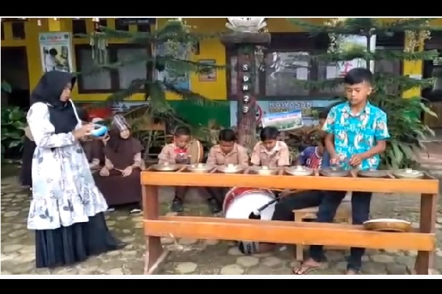 Kisah Ibu Susi, Guru...