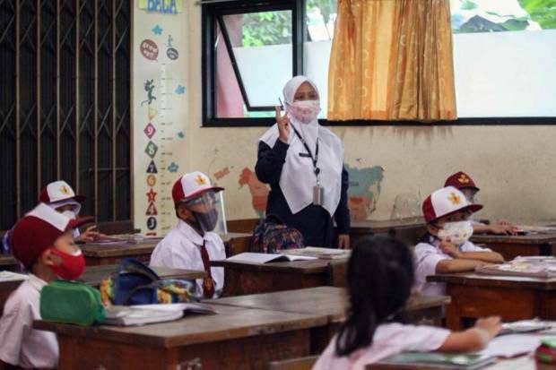 Ratusan Orang Tua Siswa...