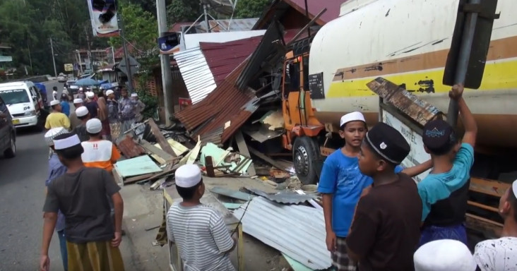Lupa Pasang Rem Tangan...