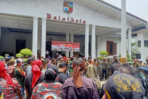 Ratusan Budayawan Demo...