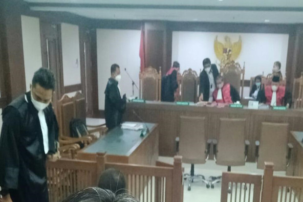 Hakim Pengadilan Niaga...