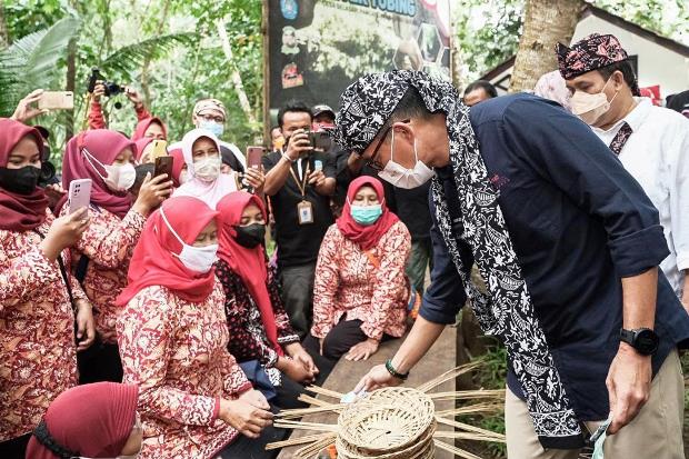 Dorong Penciptaan Lapangan...